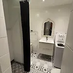 Charming For Two With Balcony In 아파트 *