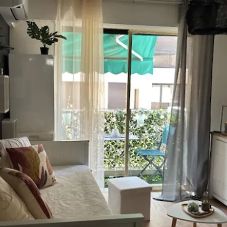 Charming For Two With Balcony In * 昂蒂布