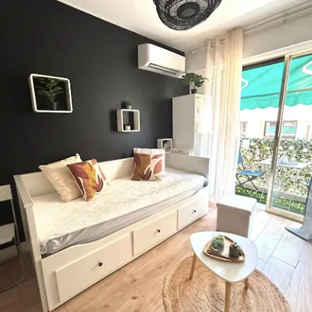 Charming For Two With Balcony In * 昂蒂布