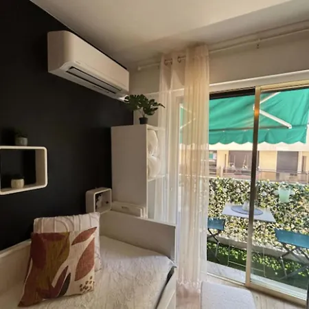 Appartamento Charming For Two With Balcony In Antibes