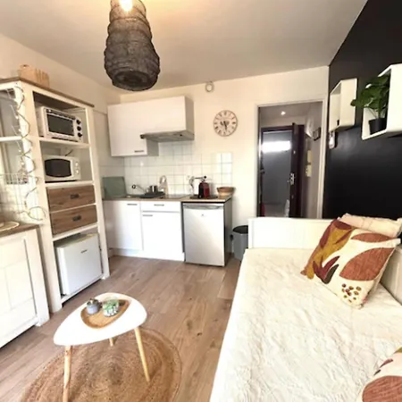 Charming For Two With Balcony In 아파트 *