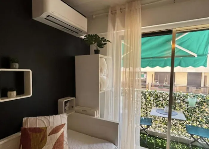 Apartman Charming For Two With Balcony In Antibes